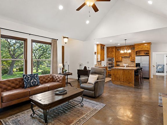 3rd image of 101 Winding Oak Dr