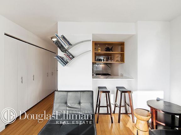 5th image of 100 W 39th St APT 37I