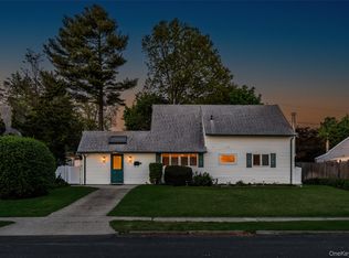 19 Palm Lane, Westbury, NY 11590
