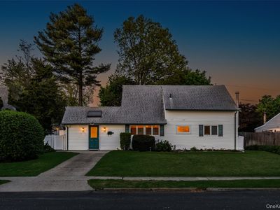 19 Palm Lane, Westbury, NY, 11590