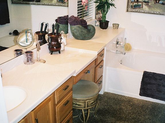 luxurious master bath w/ sit down vanity, soaking tub 