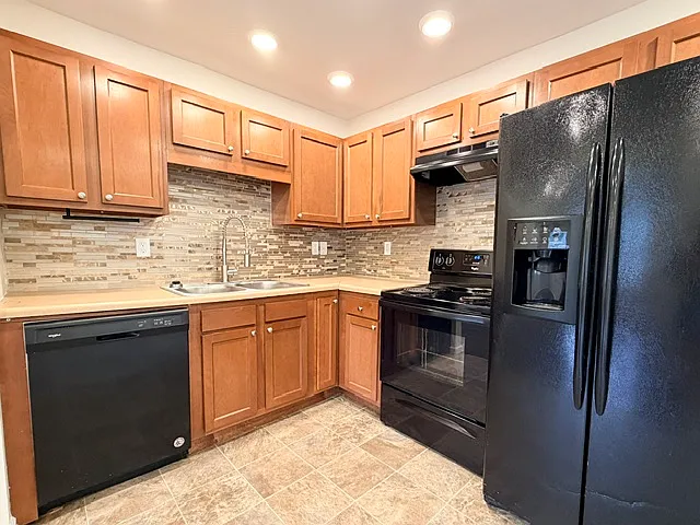 3 bed, 1360 sqft, $1,200 — Photo 3