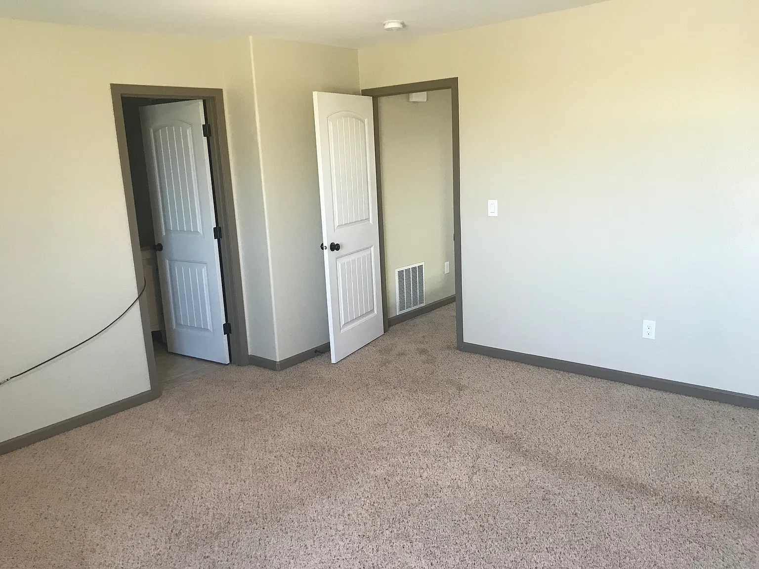 Spectacular 3br/2.5ba With 2-Car Heated Garage! — Photo 4