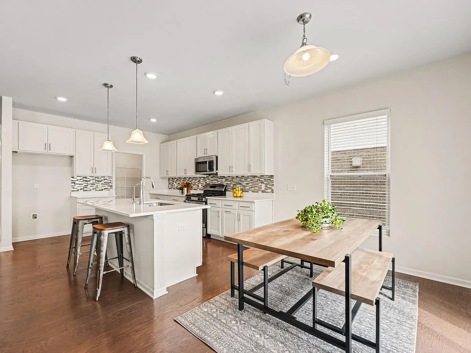 4 bed, 2.5 bath, 2872 sqft, $3,500 — Photo 2