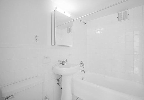 3rd image of 160 W 71st St APT 11G
