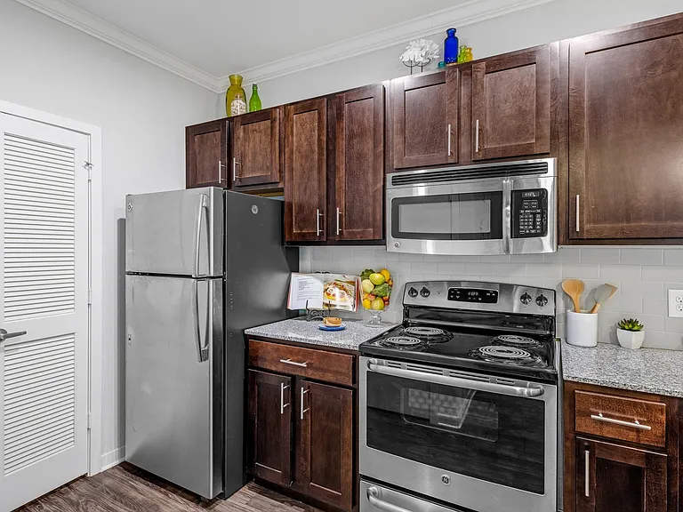 West Woods Apartments — Photo 28