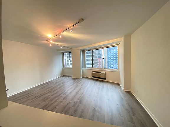 4th image of 211 E Ohio St APT 1803