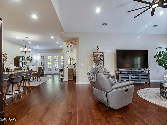 4th image of 6080 Round Hill Ln