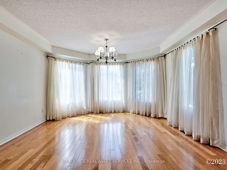 2 Waterton Cres — Photo 5