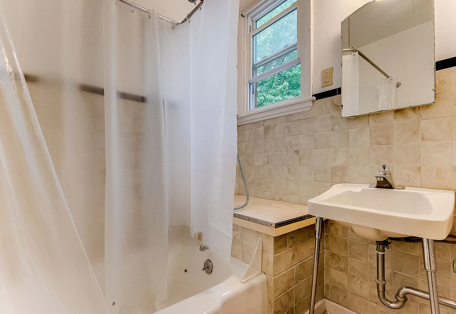 4 bed, $2,200 — Photo 1