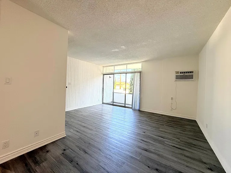 1029 N. Ardmore Avenue — Photo 7