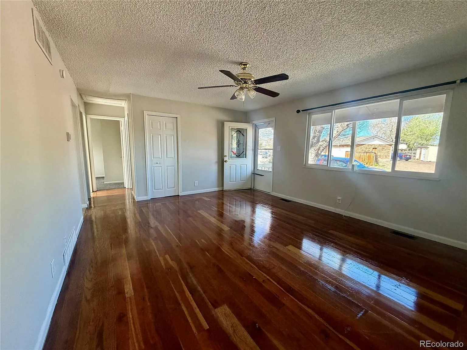 5 bed, 2.0 bath, 857 sqft, $3,300 — Photo 2