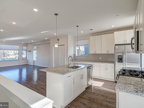 4th image of 2041 E Lehigh Ave #B64