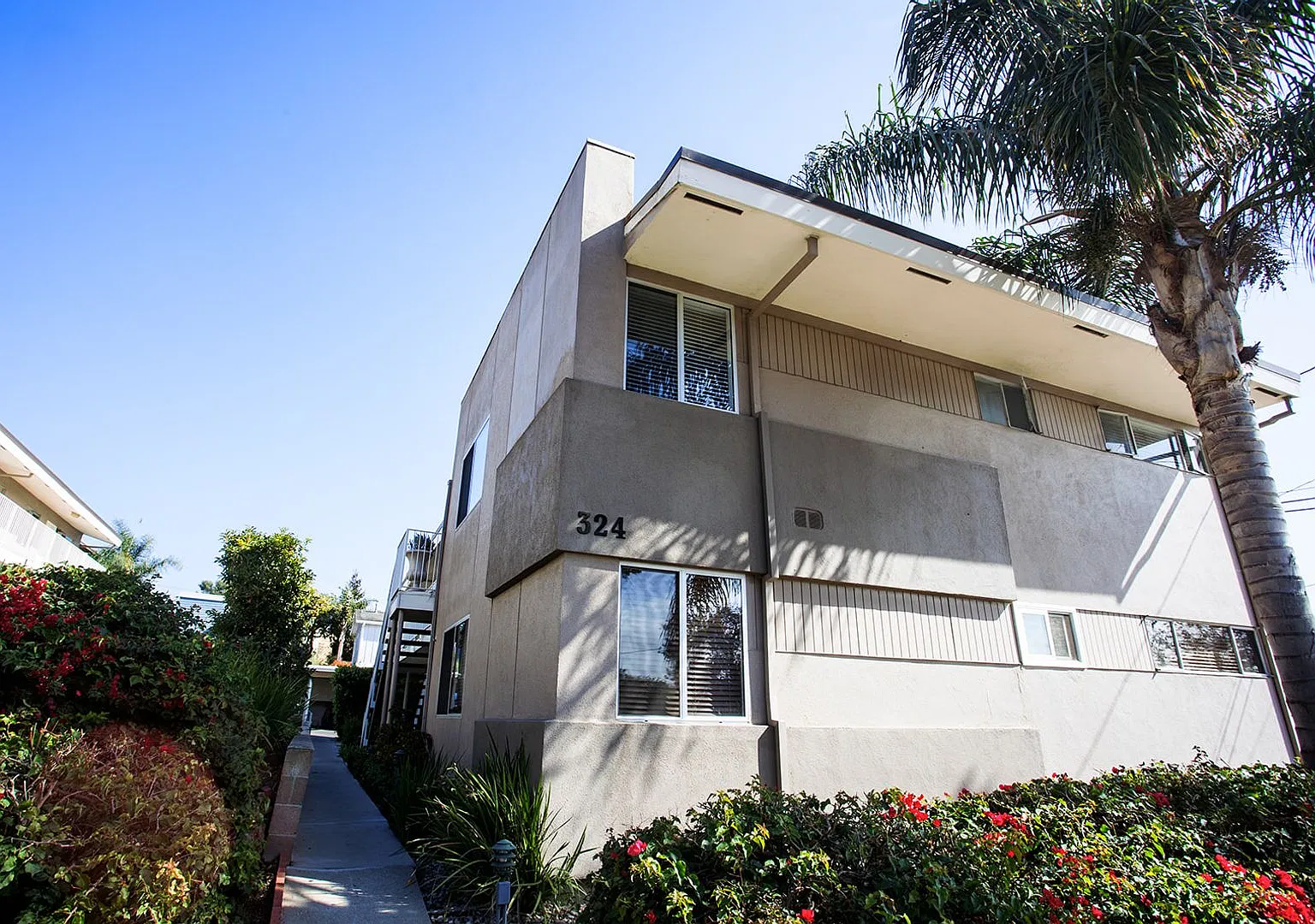 1035 Cliff Drive — Photo 2