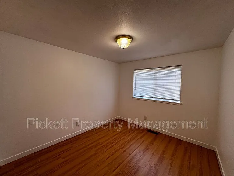 600 NE Flagstone Ln — Photo 15