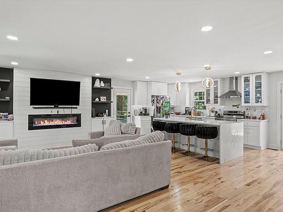 5th image of 5004 Lee Hill Cir