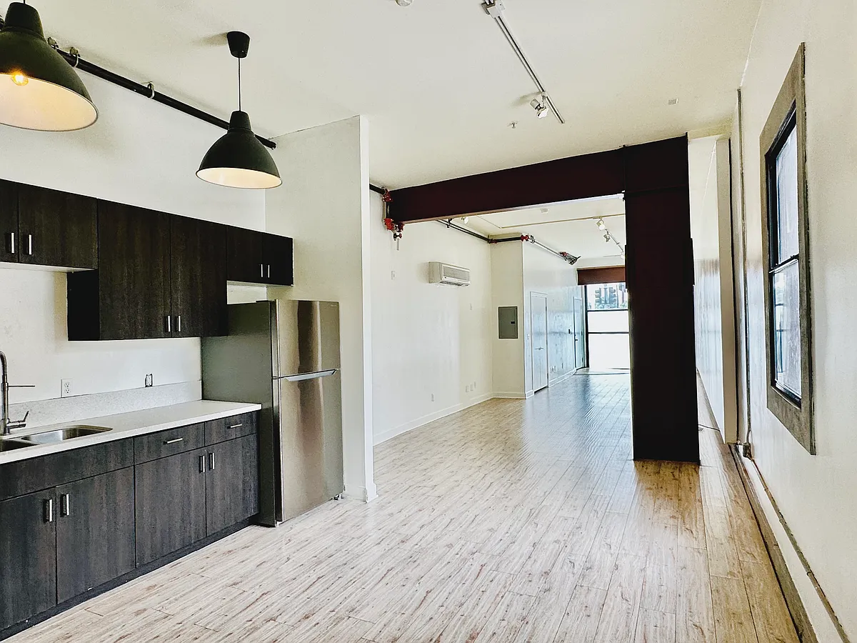 Building Photo - 1700 E 4th St #203