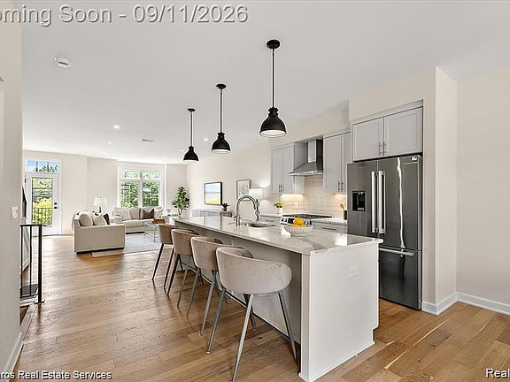 3rd image of 378 Notre Dame St