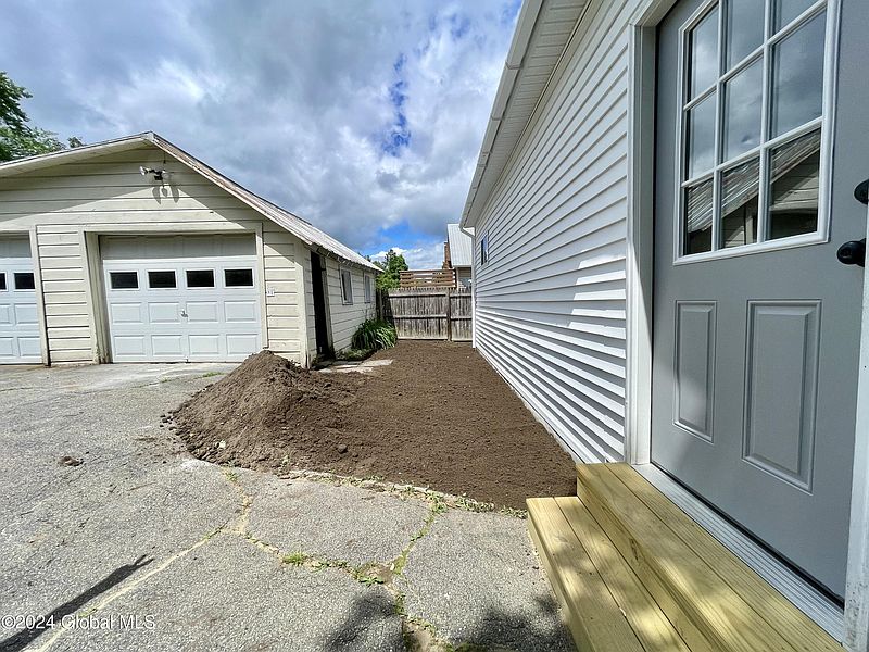 4th image of 32 Horicon Avenue