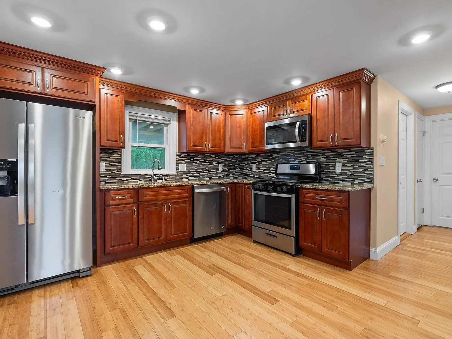 3 bed, 2.0 bath, 1200 sqft, $3,300 — Photo 3