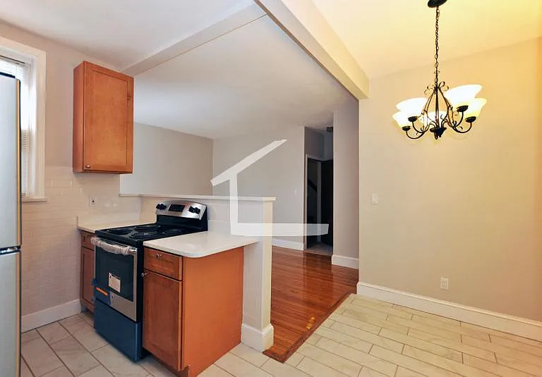 168 Winthrop Rd #4 — Photo 6
