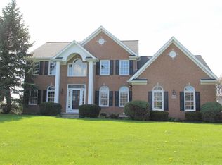 8571 Lakemont Dr, East Amherst, NY 14051