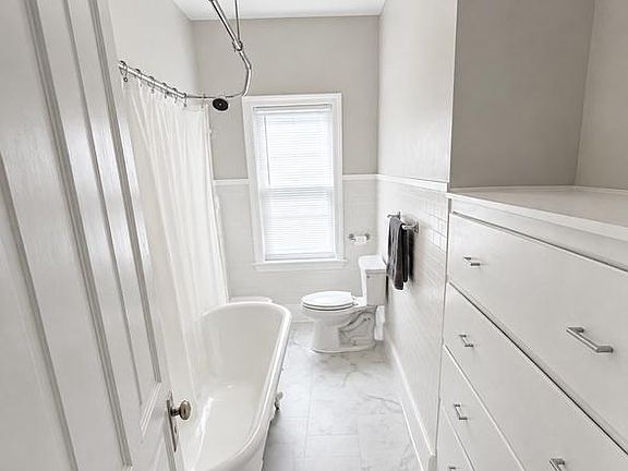 4th image of 834 Centre Ave 3