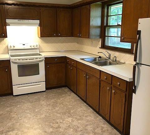 Kitchen (View 2)
