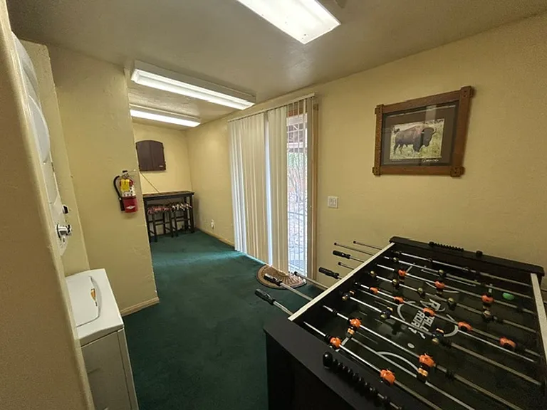 213 E Aeroplane Blvd — Photo 9