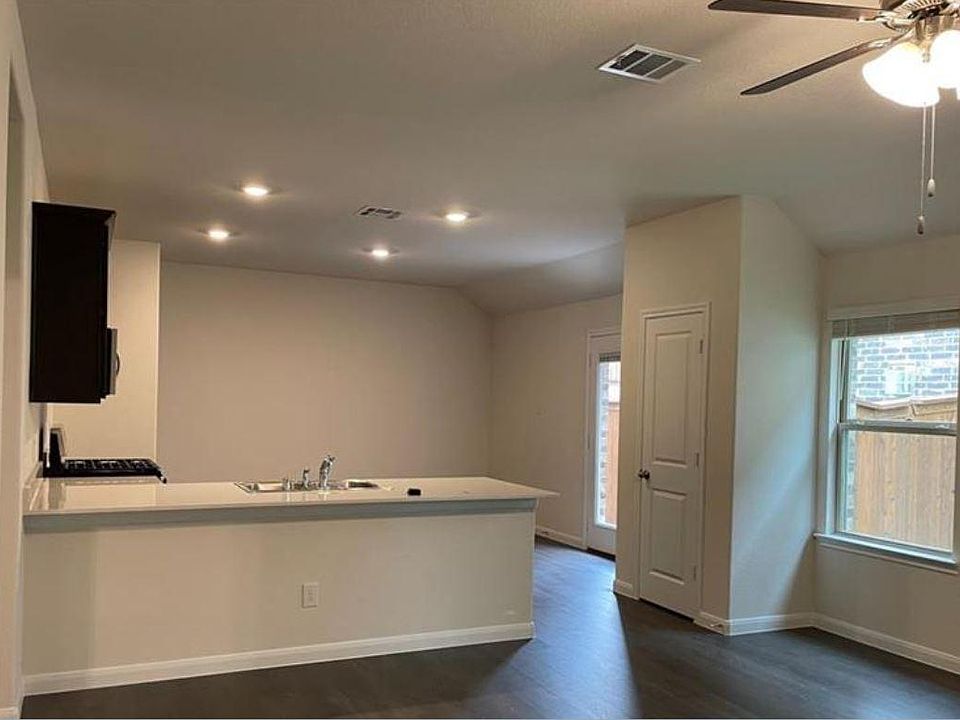 1st image of 3907 Oak Creek Cir