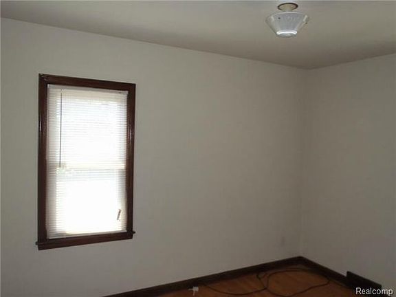 5th image of 15439 McLain Ave