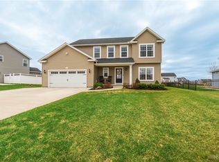 10 Weathersfield Ln, Lancaster, NY