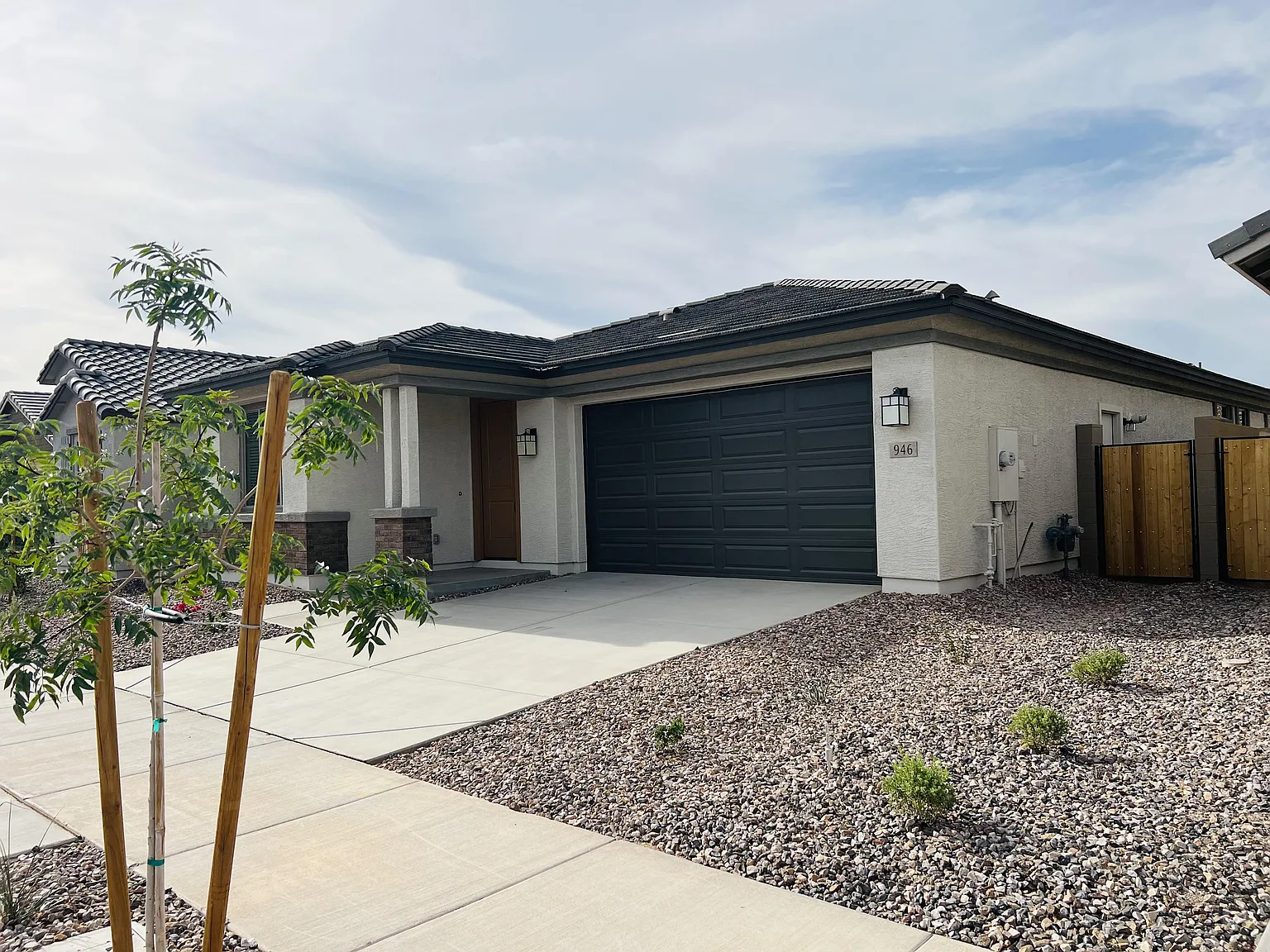946 W Macaw Dr — Photo 2