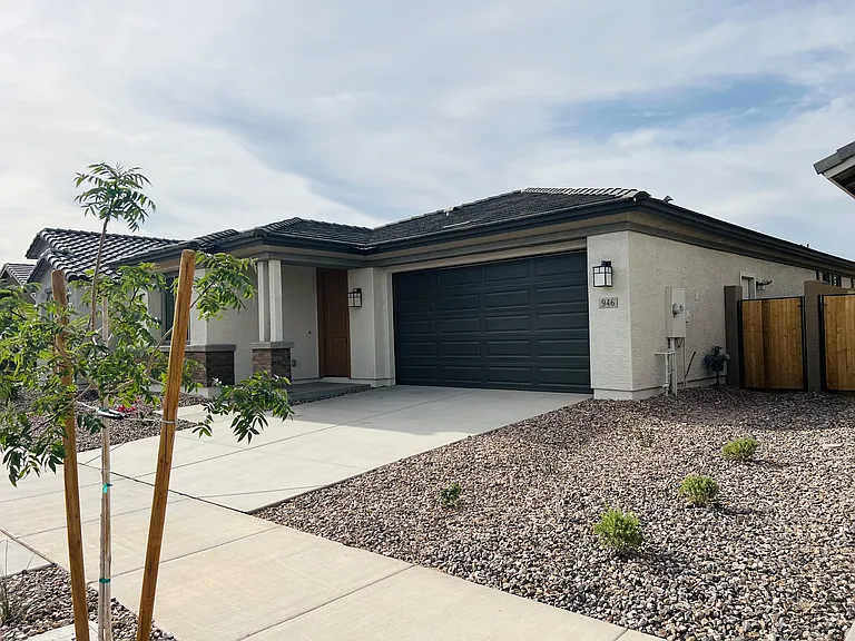 946 W Macaw Dr — Photo 2