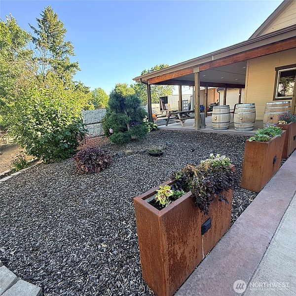 3rd image of 209 S B Street