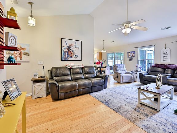 4th image of 525 Carolina Woods Dr.