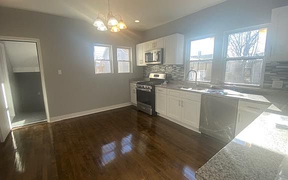 4th image of 605 Hirsch Ave APT 1S