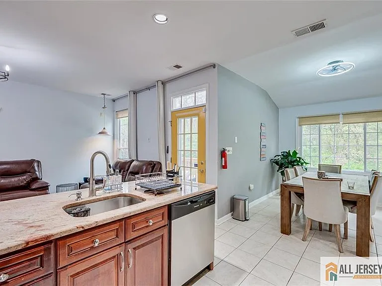 7 Stanford Dr — Photo 15