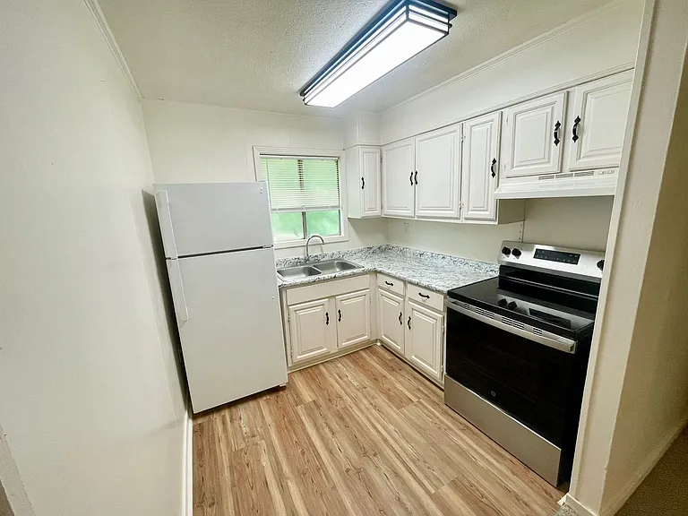 154 Crestview Apartments! 2 Bed/1 Bath Units Available for Lease! Brandon 042 — Photo 2