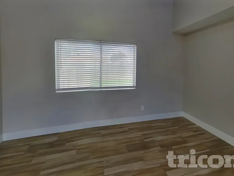 409 W Azure Ave — Photo 2