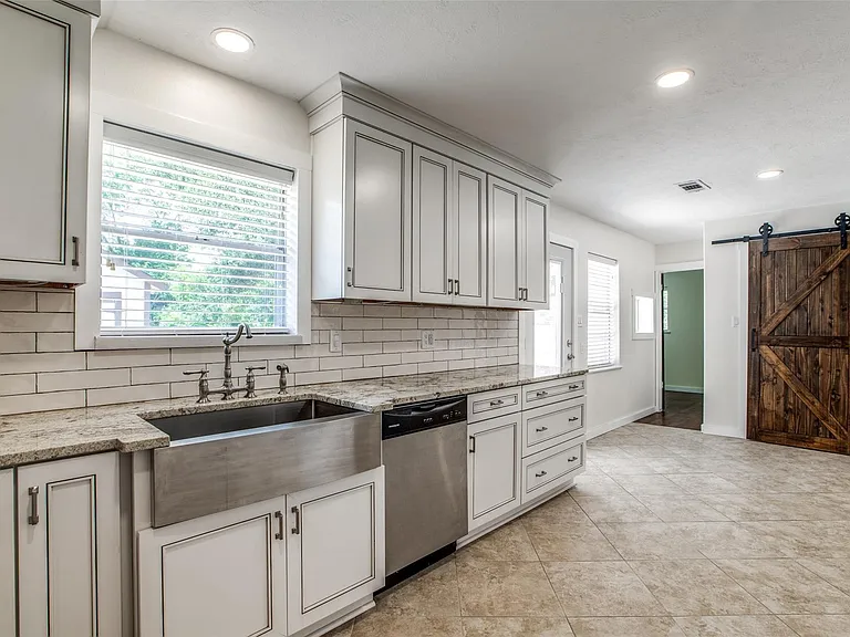 235 Live Oak St — Photo 10
