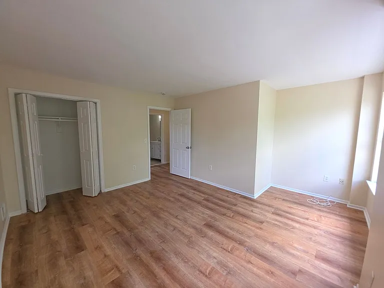 204 Barclay Ct — Photo 16