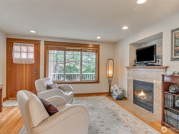 3rd image of 4415 40th Avenue SW