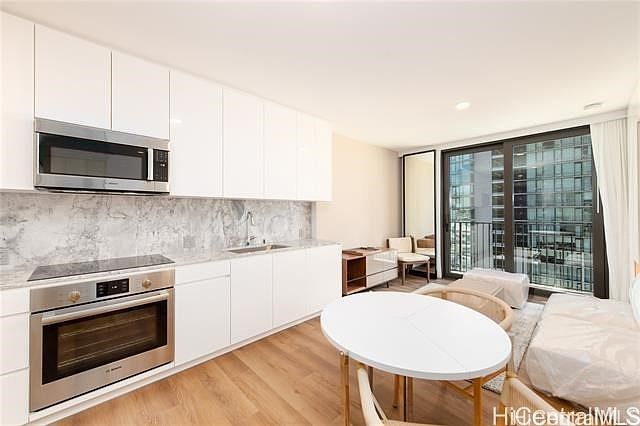 1st image of 987 Queen St #906