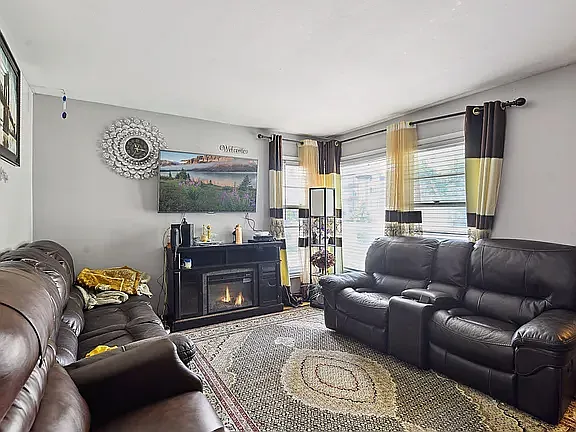 3 bed, 1590 sqft, $2,300 — Photo 2