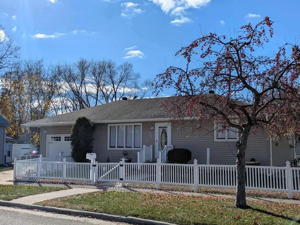 407 Iowa Ave, Decorah, IA 52101