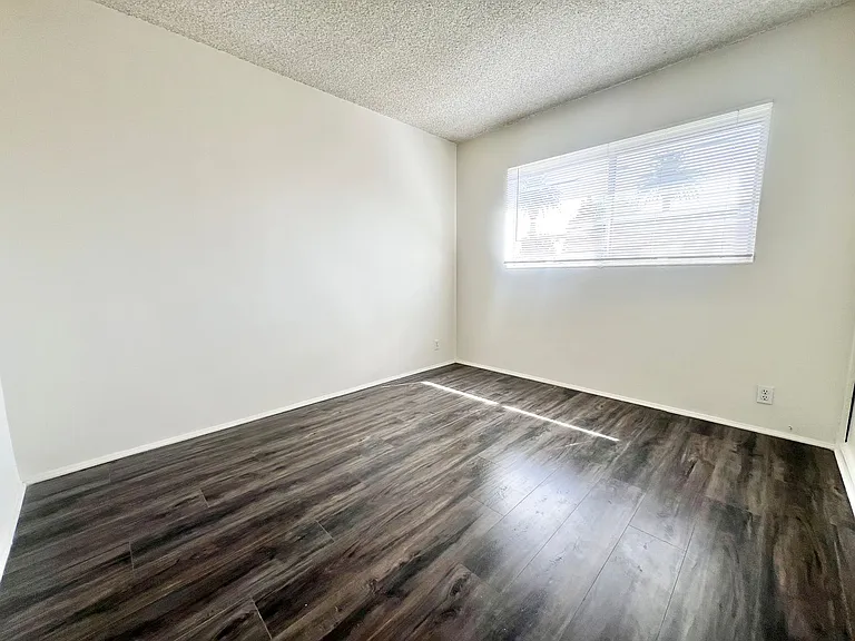 Top-Floor 1 Bedroom in Quiet Bluff Heights Courtyard Complex — Photo 10