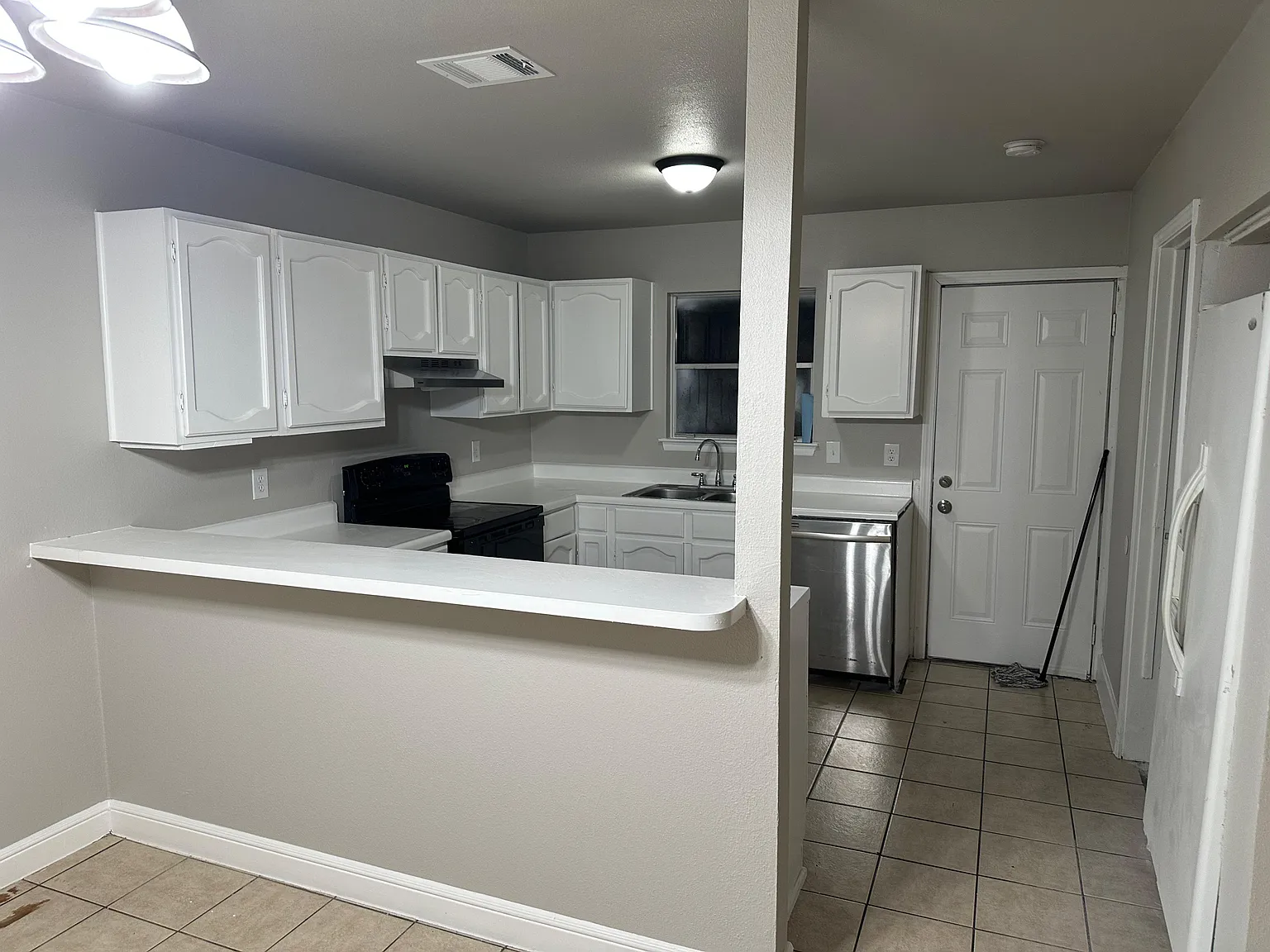3 bed, 1200 sqft, $1,300 — Photo 2