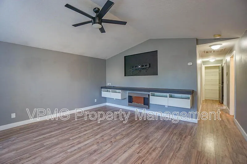 3 bed, 2.0 bath, 1096 sqft, $2,495 — Photo 4