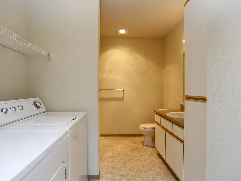 Gateway Village Apartments — Photo 24